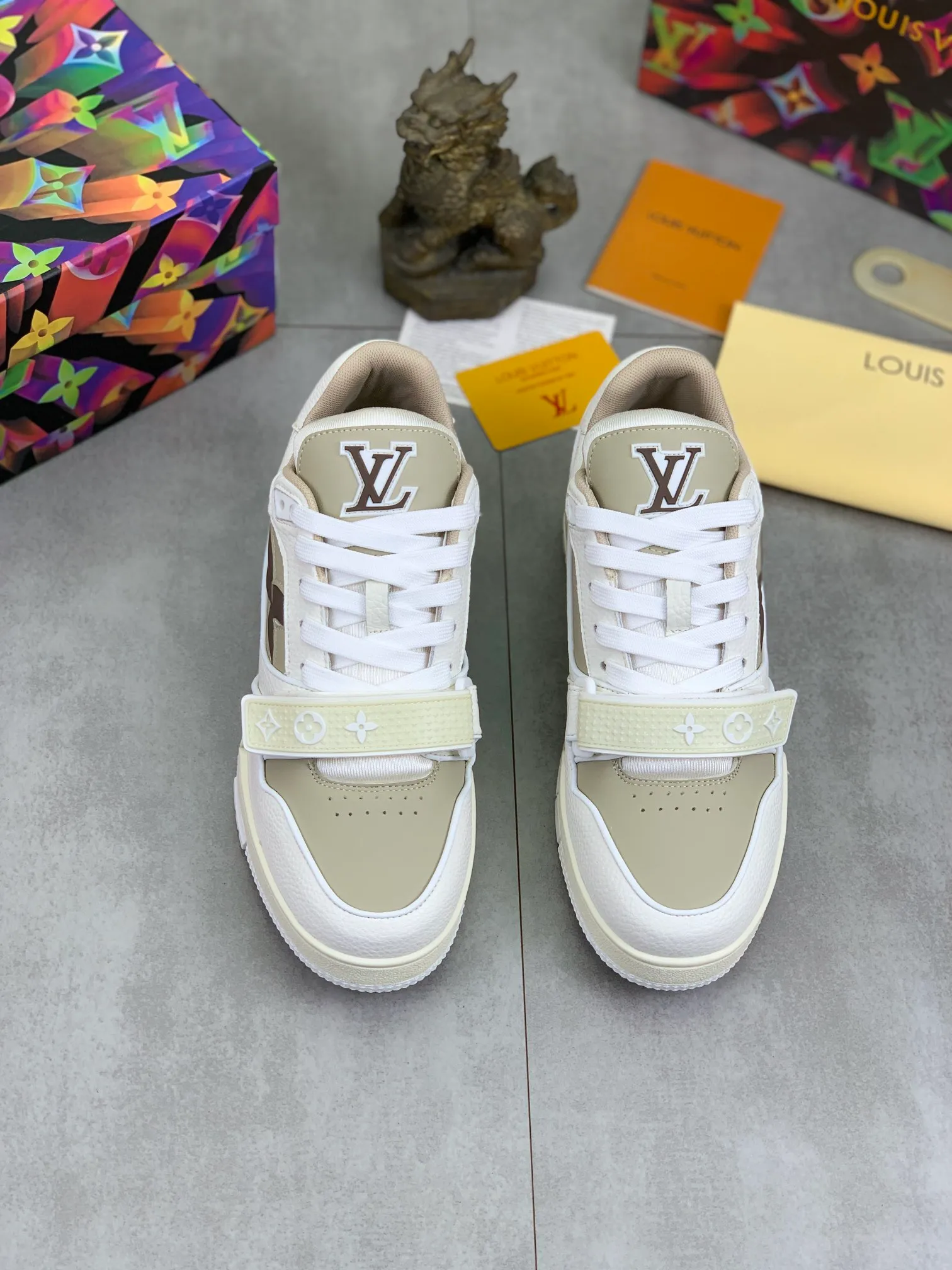 Men's shoes 💰P580 New style 💰💎💎Latest color High version 2025Louis*Vuitto* LV Traine Catwalk TRAINER outsole and fabric private model A shoe that definitely costs a lot of money and effort. This series was designed after the arrival of Vifgil. It is favored by many fans every season. Original TPU outsole Original packaging Men's size: 38-45 (46 can be customized) Color: 3️⃣ colors available (available from stock, super fast delivery)